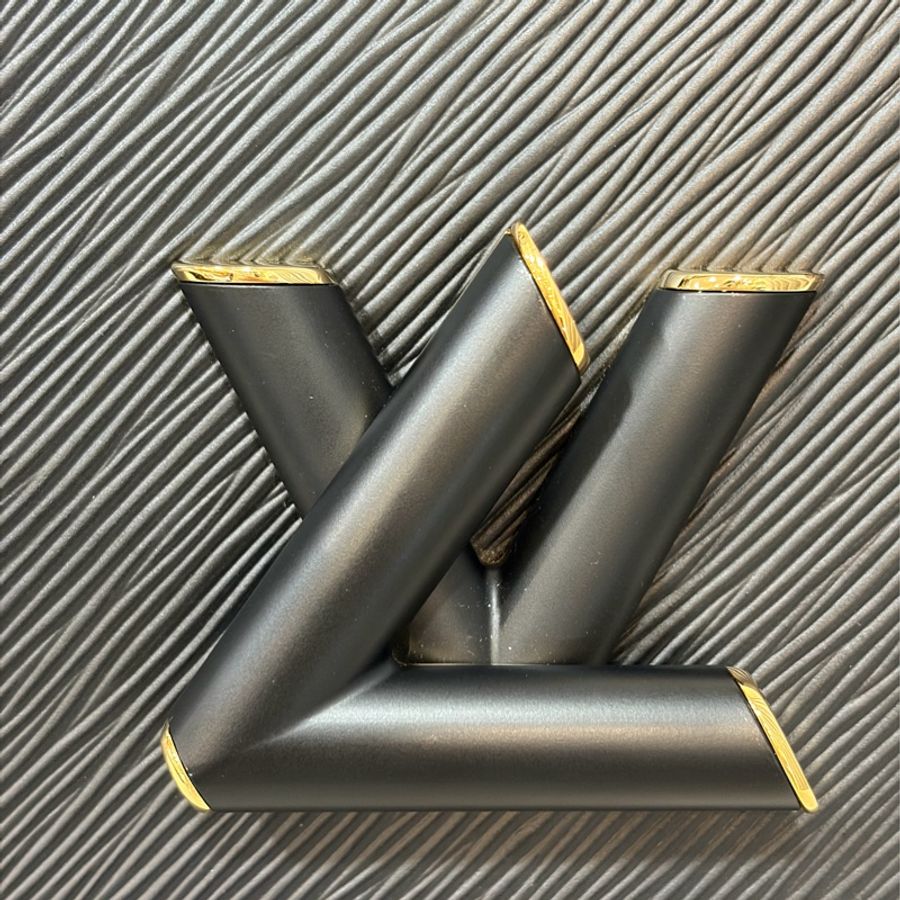 LV M57517 黑牛皮 水波紋 EPI 金鍊 黑啞光金邊 Twist MM 斜背包 掀蓋包-24