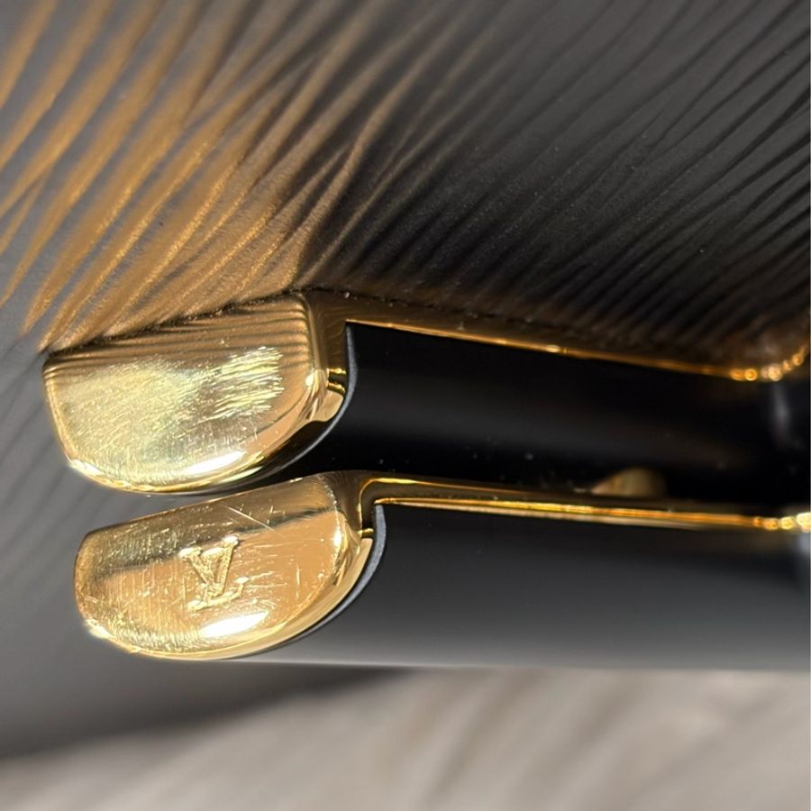 LV M57517 黑牛皮 水波紋 EPI 金鍊 黑啞光金邊 Twist MM 斜背包 掀蓋包-25