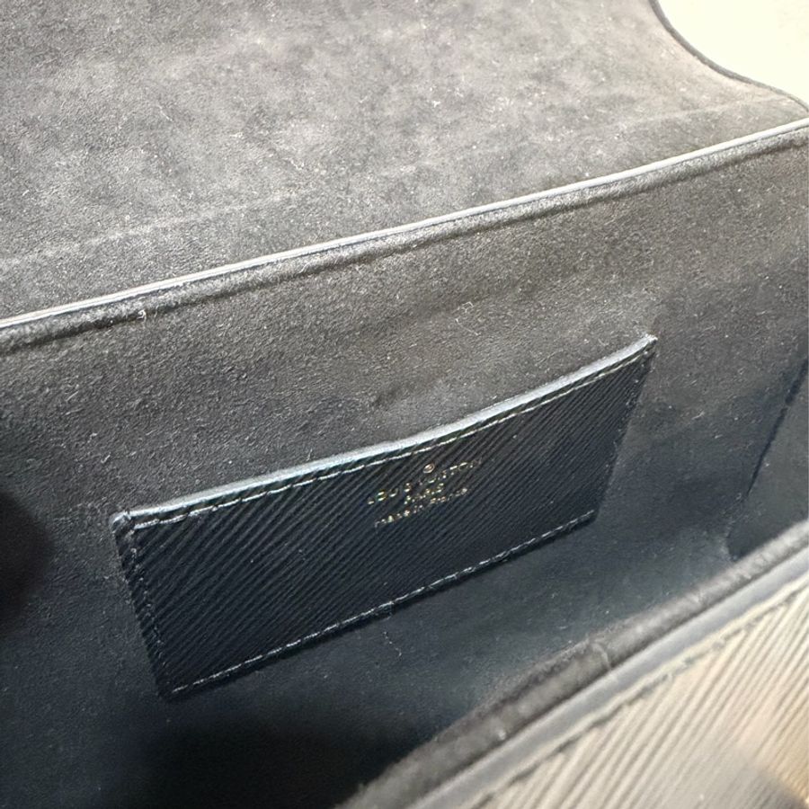 LV M57517 黑牛皮 水波紋 EPI 金鍊 黑啞光金邊 Twist MM 斜背包 掀蓋包-40