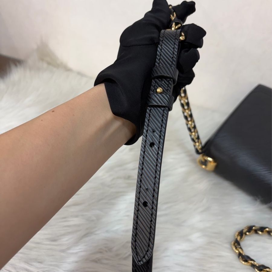 LV M57517 黑牛皮 水波紋 EPI 金鍊 黑啞光金邊 Twist MM 斜背包 掀蓋包-45