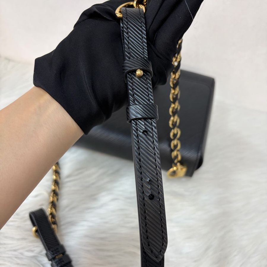 LV M57517 黑牛皮 水波紋 EPI 金鍊 黑啞光金邊 Twist MM 斜背包 掀蓋包-48