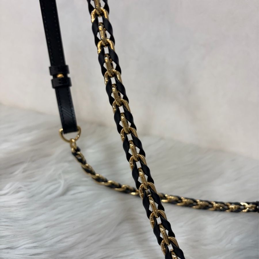 LV M57517 黑牛皮 水波紋 EPI 金鍊 黑啞光金邊 Twist MM 斜背包 掀蓋包-51