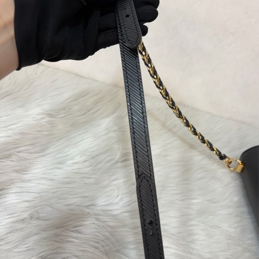 LV M57517 黑牛皮 水波紋 EPI 金鍊 黑啞光金邊 Twist MM 斜背包 掀蓋包-54