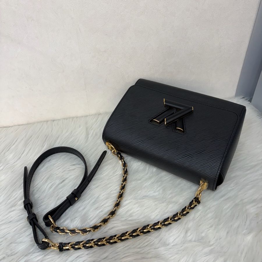 LV M57517 黑牛皮 水波紋 EPI 金鍊 黑啞光金邊 Twist MM 斜背包 掀蓋包-55