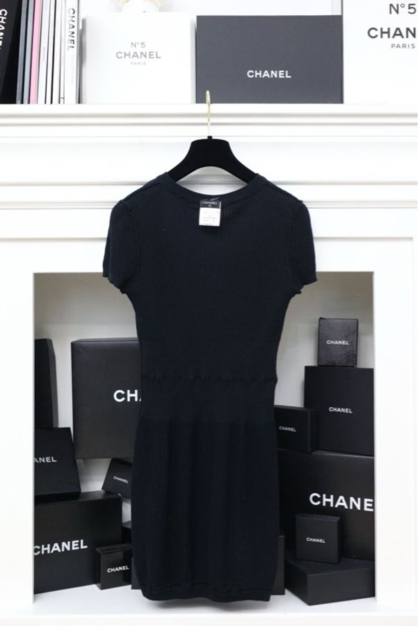 Chanel 09年黑色针织CC logo短袖连衣裙-4