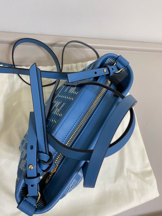 Fendi 迷你Roll藍色牛仔布手提斜背兩用包-18