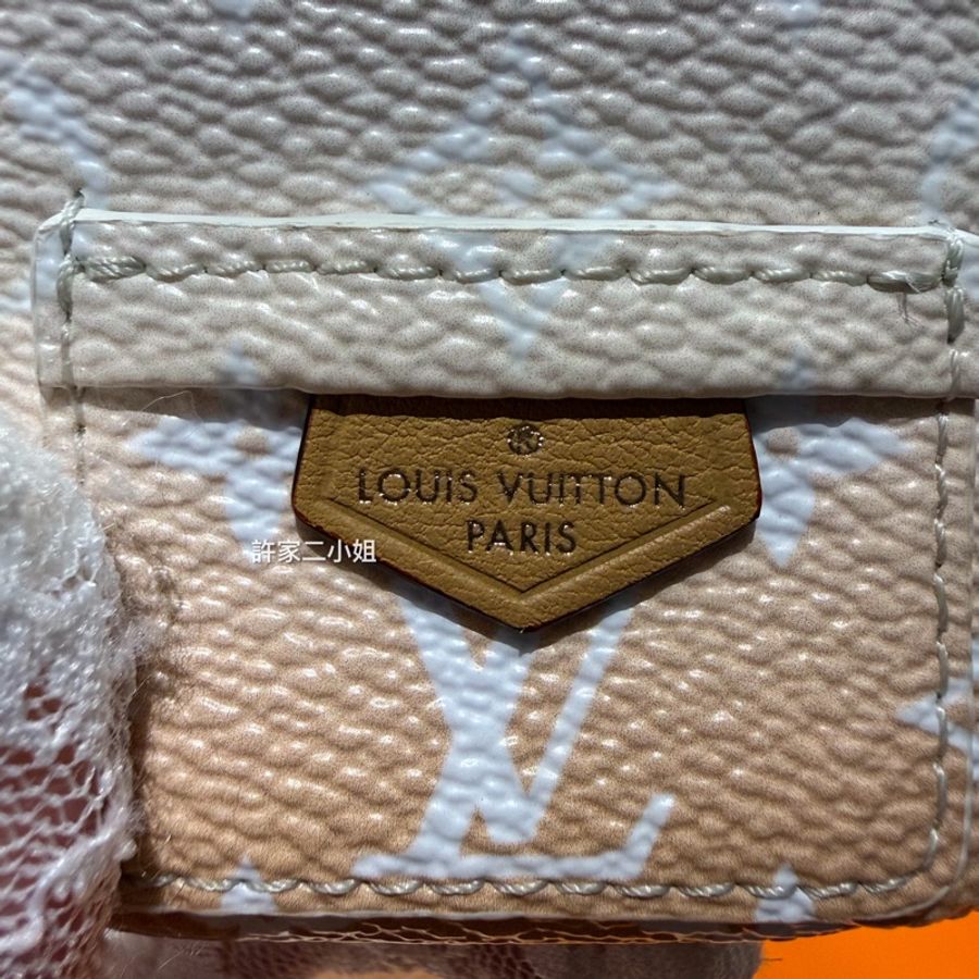 Louis Vuitton 99新 只裝得下可愛手腕包/吊飾-6