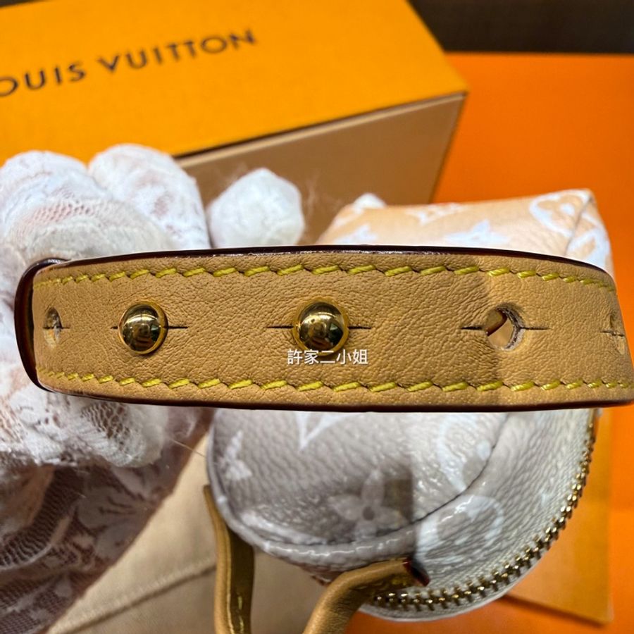 Louis Vuitton 99新 只裝得下可愛手腕包/吊飾-11