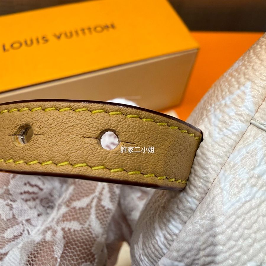 Louis Vuitton 99新 只裝得下可愛手腕包/吊飾-13