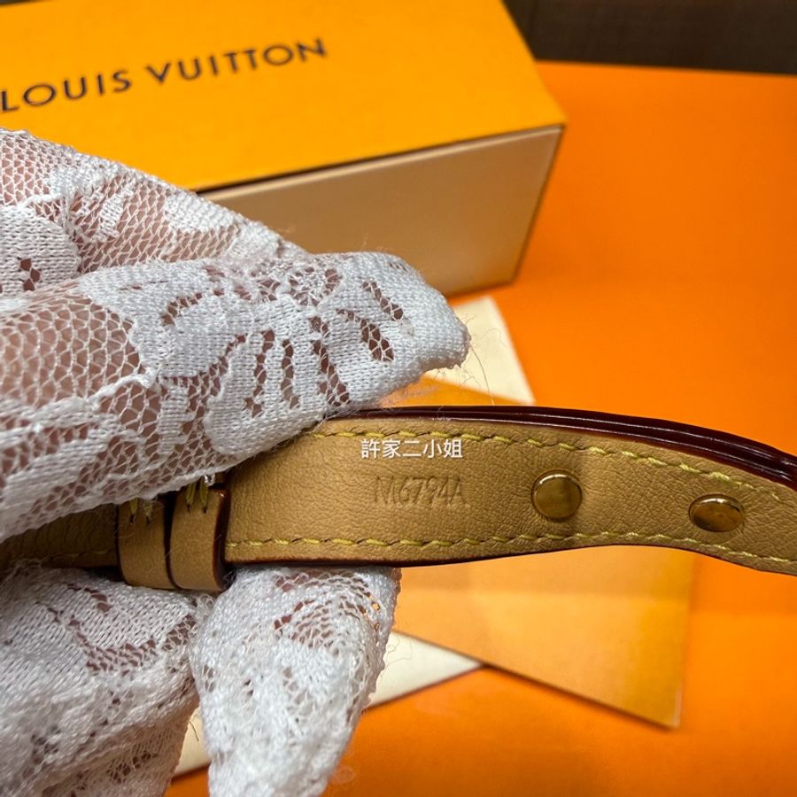 Louis Vuitton 99新 只裝得下可愛手腕包/吊飾-14