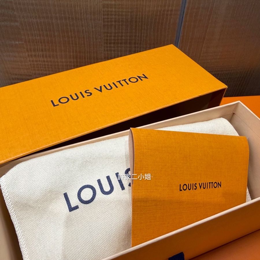 Louis Vuitton 99新 只裝得下可愛手腕包/吊飾-18