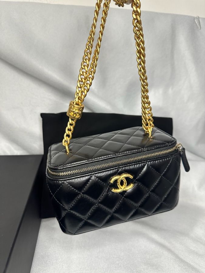 Chanel 23B Vanity‑Case 黑亮光面牛皮 長條金扣可調鏈條長盒子斜揹包-0