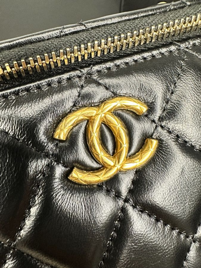 Chanel 23B Vanity‑Case 黑亮光面牛皮 長條金扣可調鏈條長盒子斜揹包-1