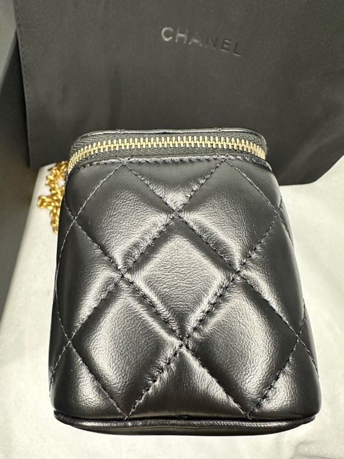 Chanel 23B Vanity‑Case 黑亮光面牛皮 長條金扣可調鏈條長盒子斜揹包-2