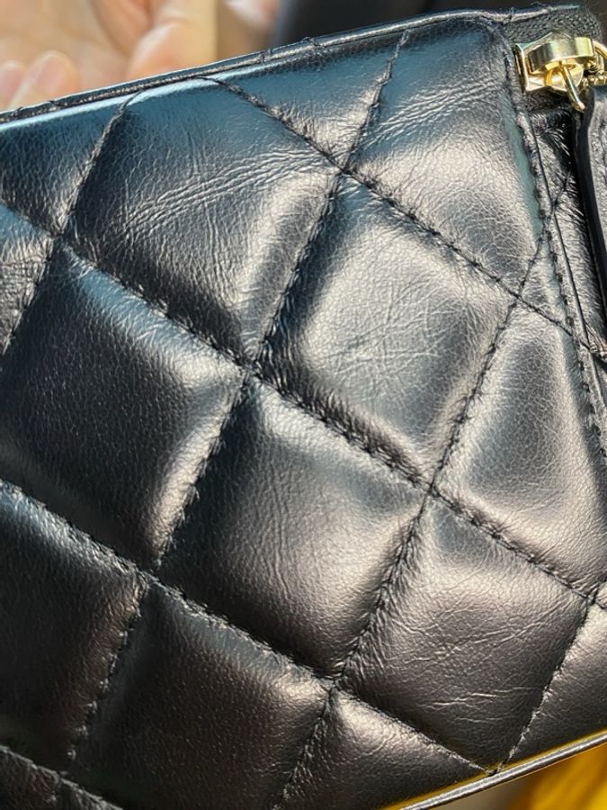 Chanel 23B Vanity‑Case 黑亮光面牛皮 長條金扣可調鏈條長盒子斜揹包-3