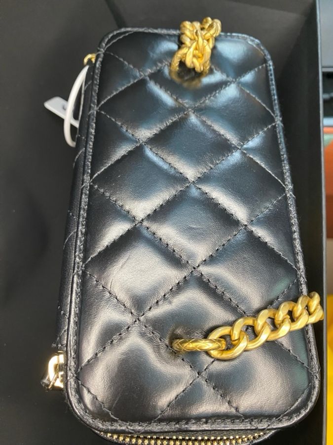 Chanel 23B Vanity‑Case 黑亮光面牛皮 長條金扣可調鏈條長盒子斜揹包-4
