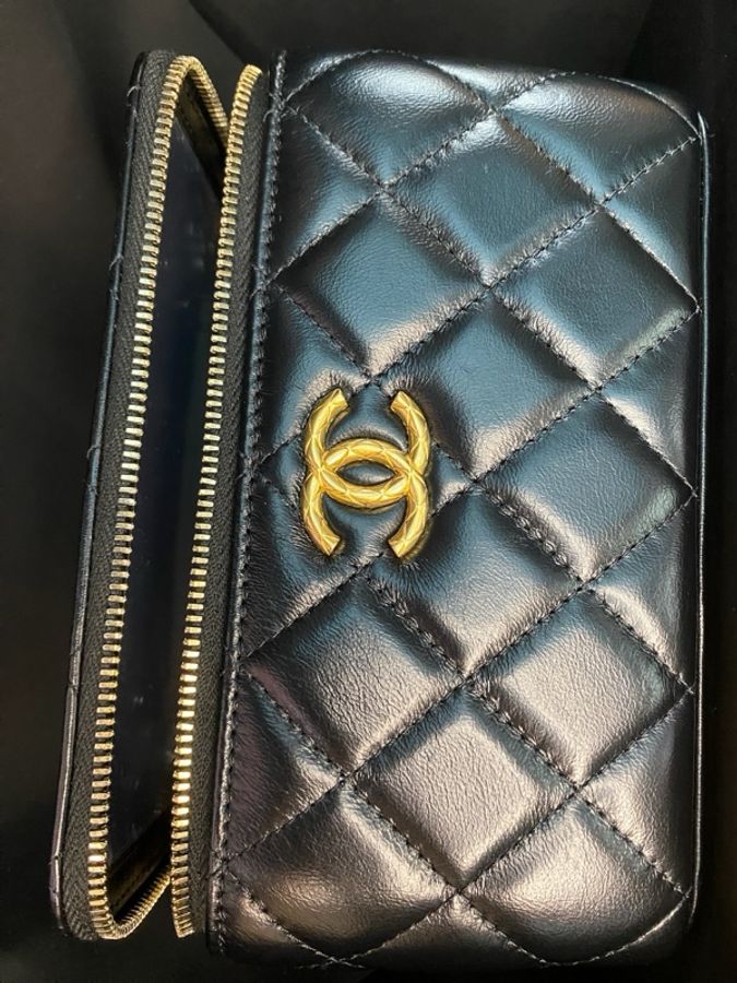 Chanel 23B Vanity‑Case 黑亮光面牛皮 長條金扣可調鏈條長盒子斜揹包-5