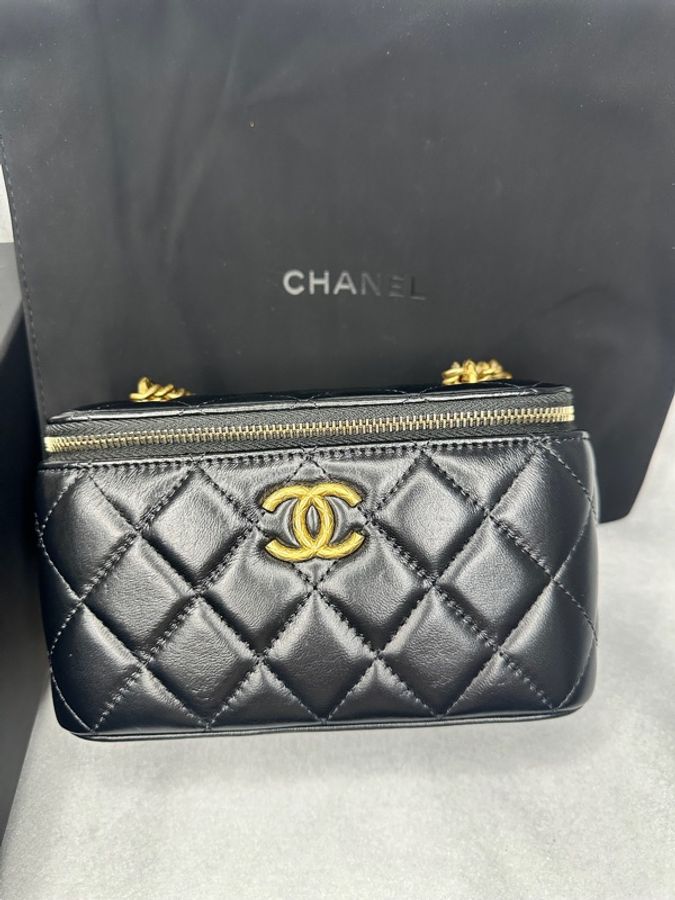 Chanel 23B Vanity‑Case 黑亮光面牛皮 長條金扣可調鏈條長盒子斜揹包-6