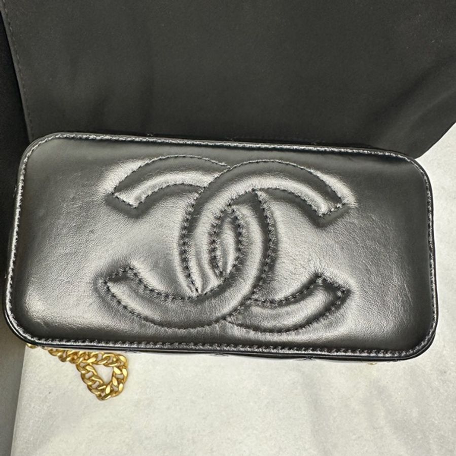 Chanel 23B Vanity‑Case 黑亮光面牛皮 長條金扣可調鏈條長盒子斜揹包-8