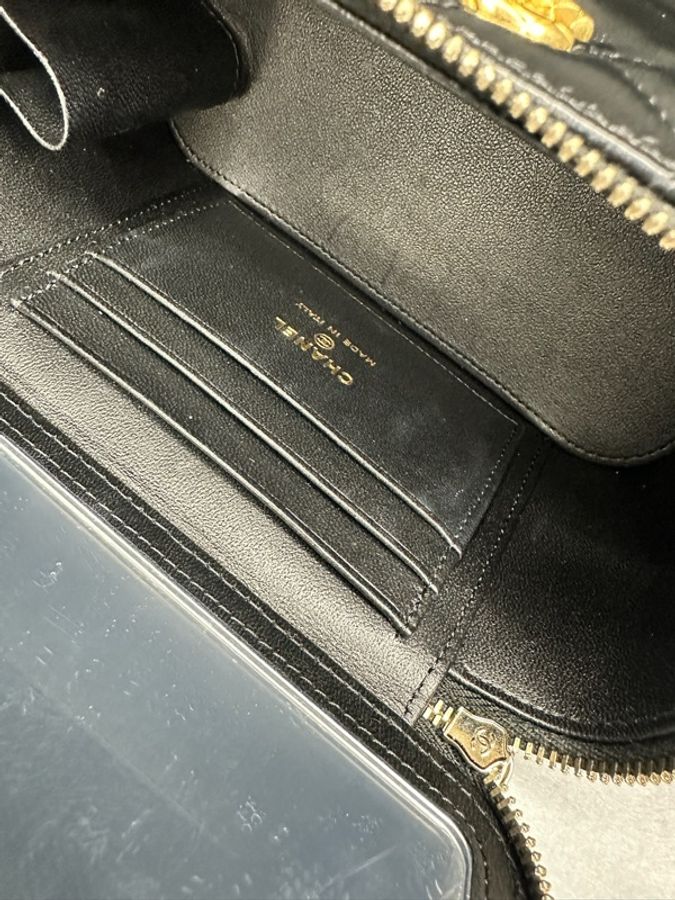Chanel 23B Vanity‑Case 黑亮光面牛皮 長條金扣可調鏈條長盒子斜揹包-9