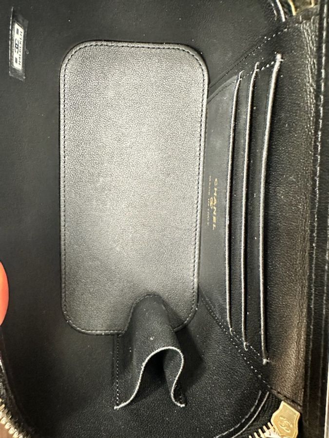 Chanel 23B Vanity‑Case 黑亮光面牛皮 長條金扣可調鏈條長盒子斜揹包-10