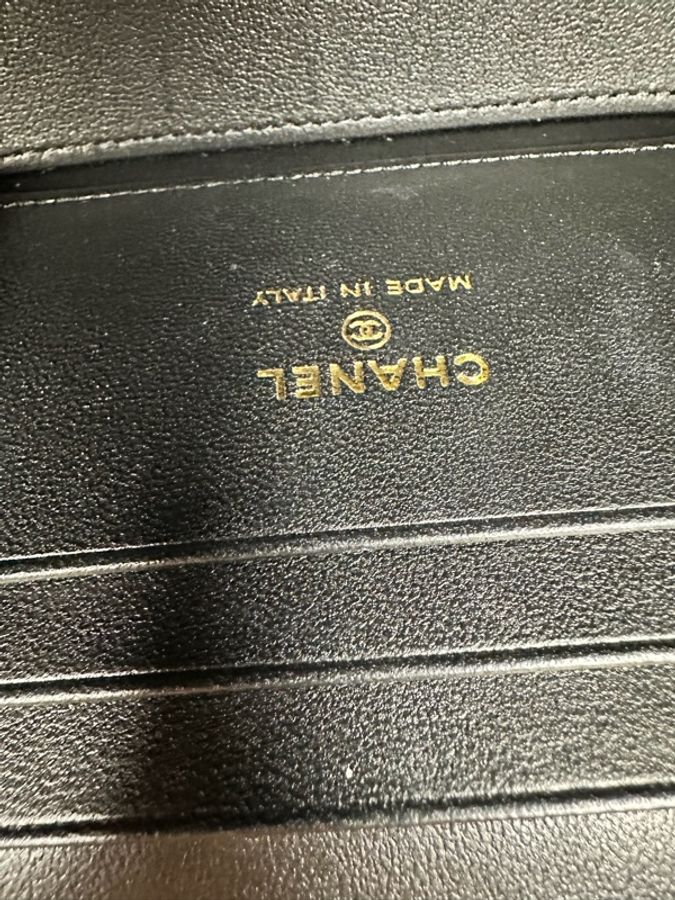 Chanel 23B Vanity‑Case 黑亮光面牛皮 長條金扣可調鏈條長盒子斜揹包-11
