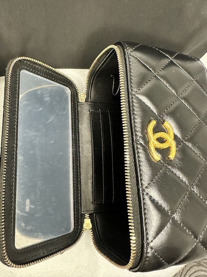 Chanel 23B Vanity‑Case 黑亮光面牛皮 長條金扣可調鏈條長盒子斜揹包-12