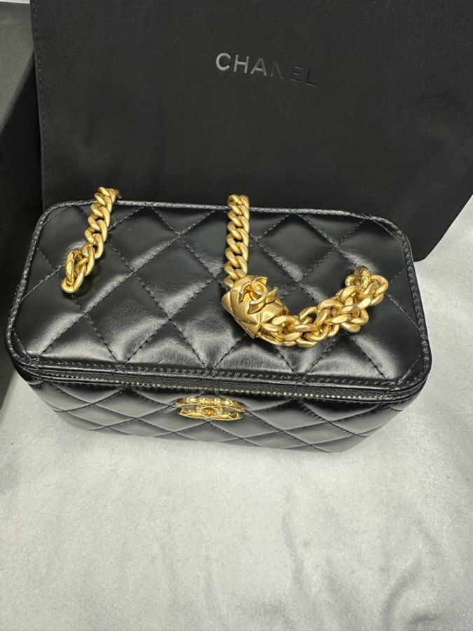 Chanel 23B Vanity‑Case 黑亮光面牛皮 長條金扣可調鏈條長盒子斜揹包-13
