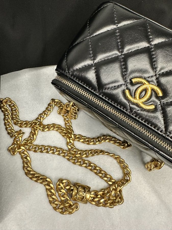 Chanel 23B Vanity‑Case 黑亮光面牛皮 長條金扣可調鏈條長盒子斜揹包-14