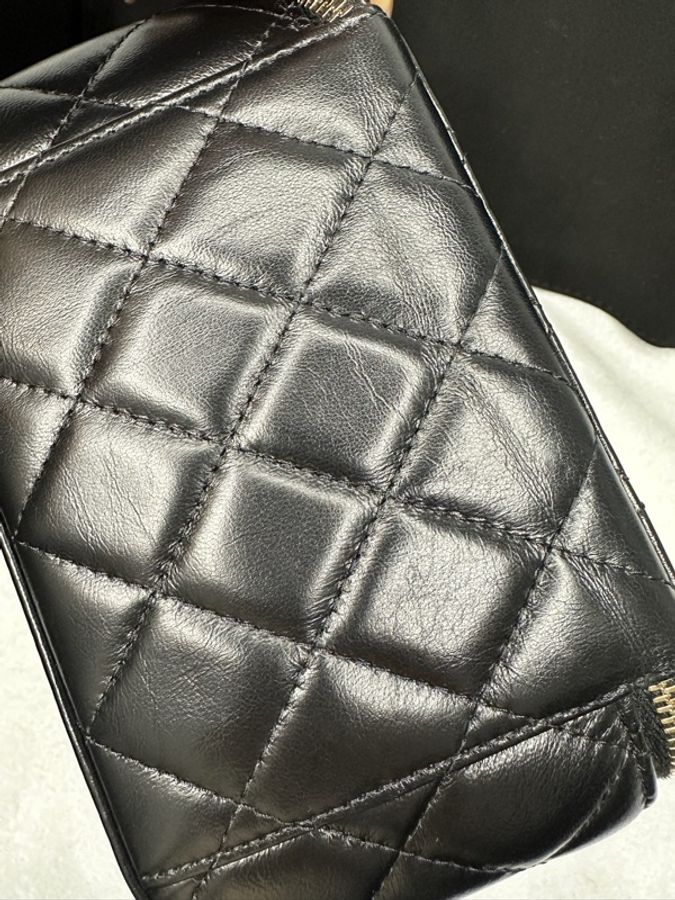 Chanel 23B Vanity‑Case 黑亮光面牛皮 長條金扣可調鏈條長盒子斜揹包-15