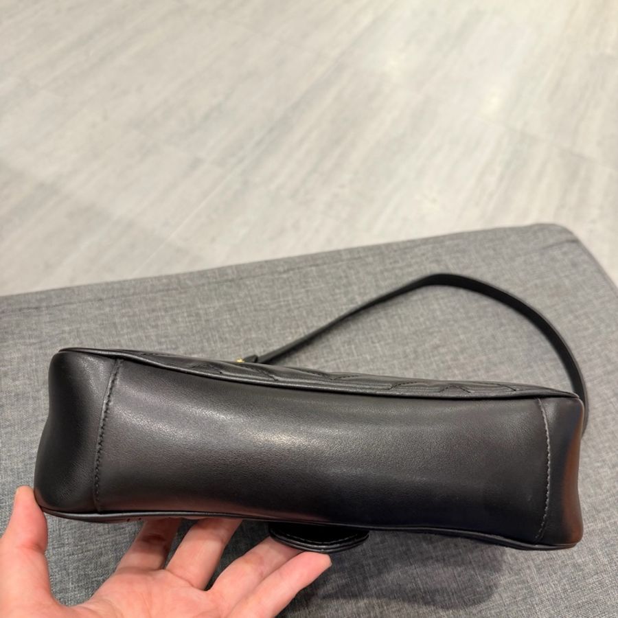 Gucci GG marmont 26cm 牛皮 掀蓋 斜背包 黑 金-9