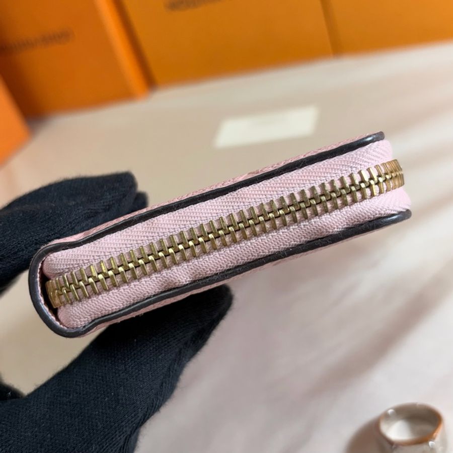 ✨近新閒置 LV 路易威登 Louis Vuitton 粉牛皮壓紋老花拉鏈8卡(二合一)窄版長夾-6