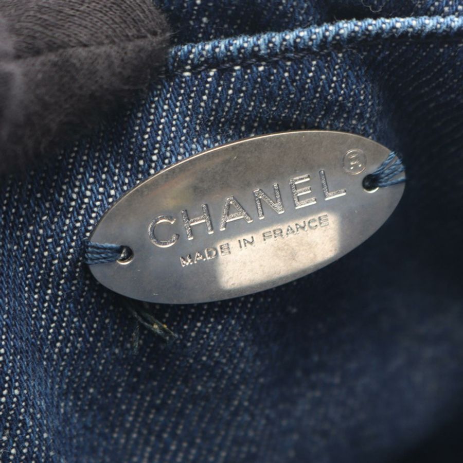 香奈兒 (CHANEL) 絎縫圓形翻蓋單肩斜挎包,海軍藍牛仔布色,二手女款,帶銀色五金配件。-3