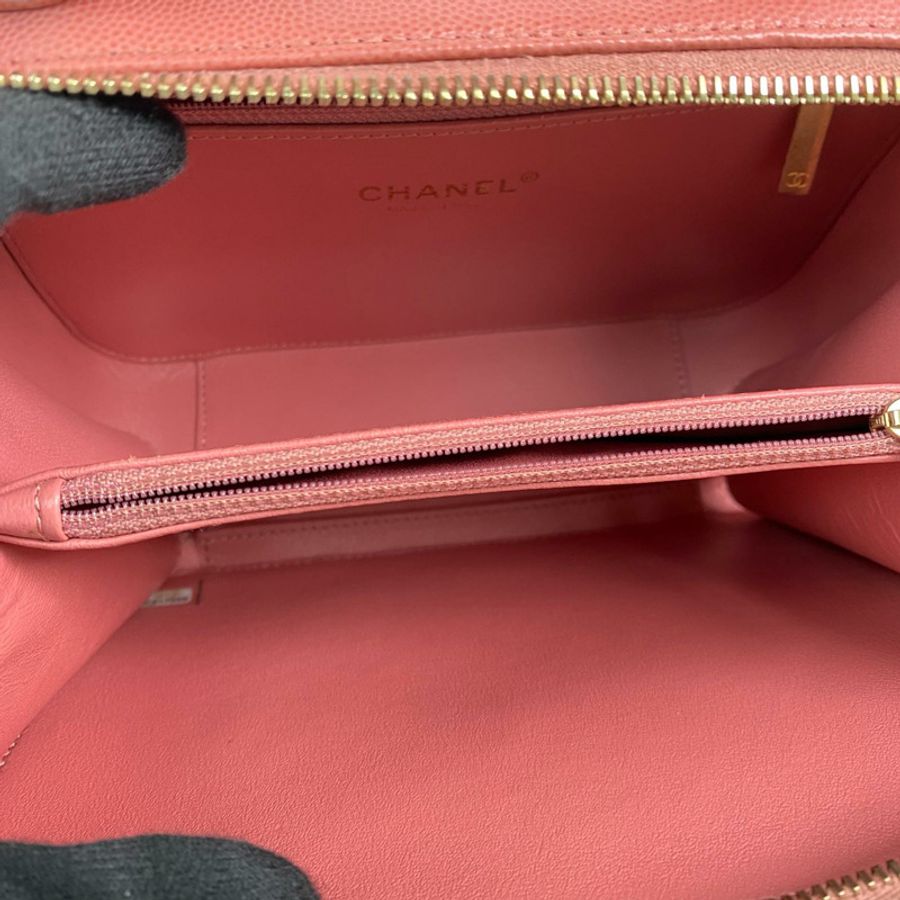 △ CHANEL 香奈兒 Pink Caviar Skin Gold Tone Metal Filigree No.28 Chain Vanity Case 粉紅色粒紋小牛皮金色金屬No.28鎖鏈化妝箱 A93343-267014204-13