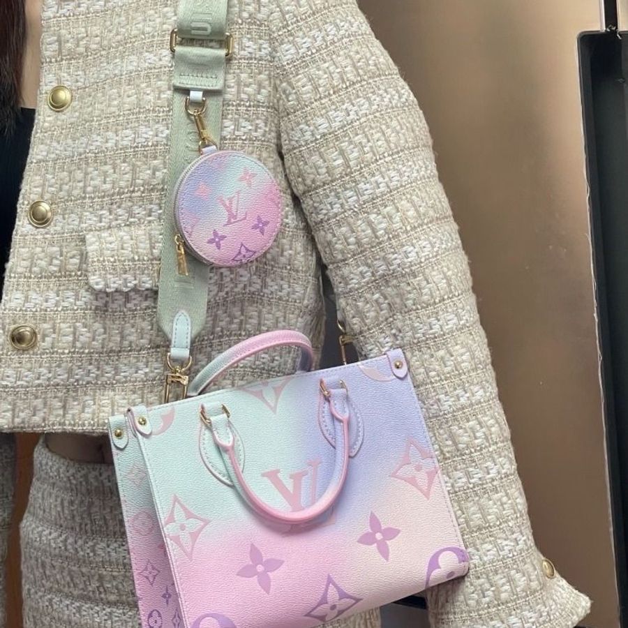 Lv onthego小號炫彩紫色tote 手提肩背斜背包 25X15 X11.5 9新 配件盒子 塵袋 零錢包 肩帶-0