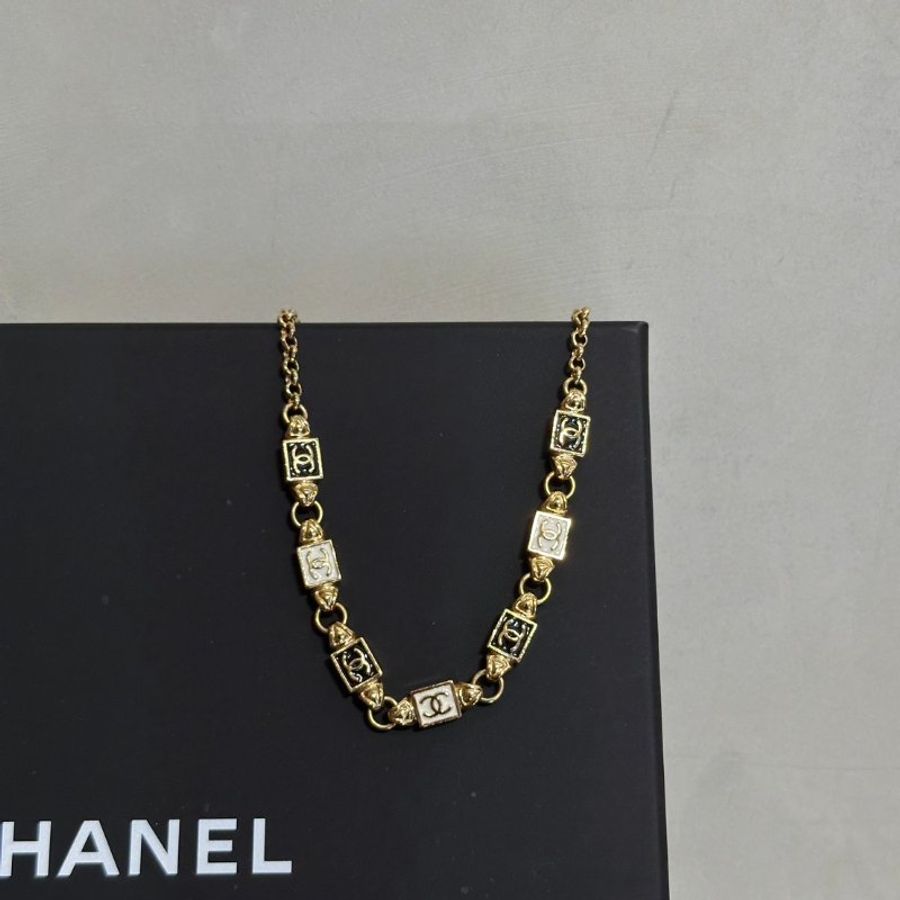 CHANEL 24P黑白琺瑯方塊雙C頸鍊-3
