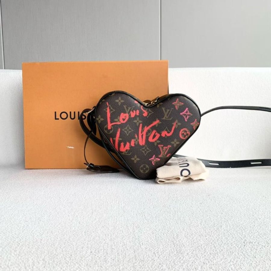 LV 情人節限定老花塗鴉愛心包 芯片款 棕色老花拼色 金扣 22*16*7 95新 配件盒 塵袋-3