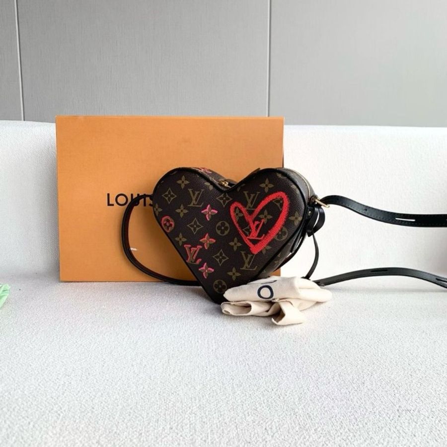 LV 情人節限定老花塗鴉愛心包 芯片款 棕色老花拼色 金扣 22*16*7 95新 配件盒 塵袋-4