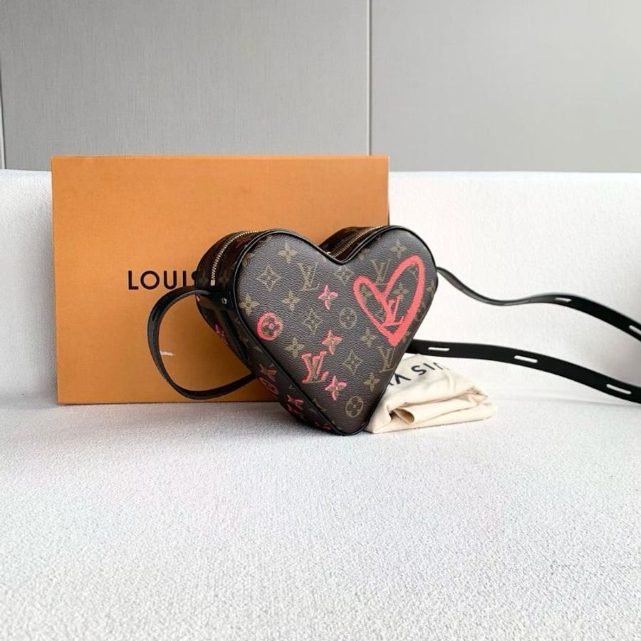 LV 情人節限定老花塗鴉愛心包 芯片款 棕色老花拼色 金扣 22*16*7 95新 配件盒 塵袋-5