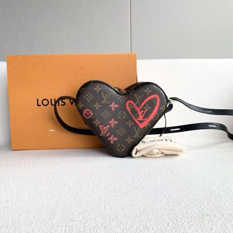 LV 情人節限定老花塗鴉愛心包 芯片款 棕色老花拼色 金扣 22*16*7 95新 配件盒 塵袋-6
