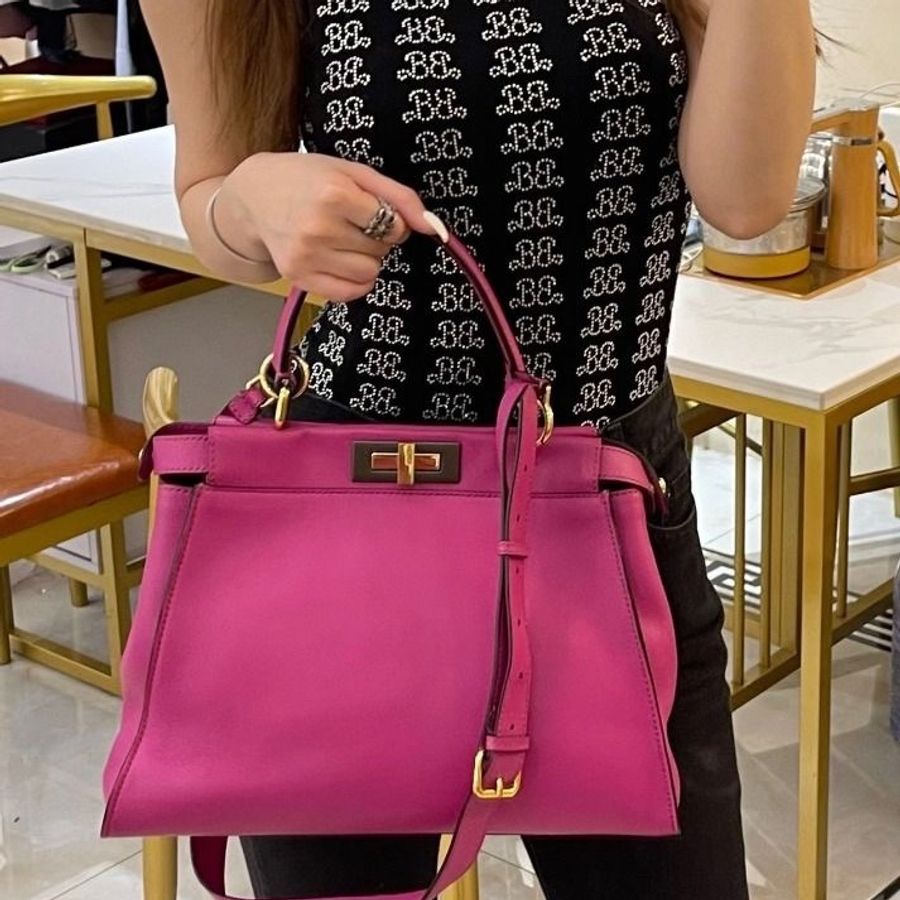 FENDI 玫紅色金扣peekaboo手提斜背包34*23.5*12 9新 配件塵袋-0