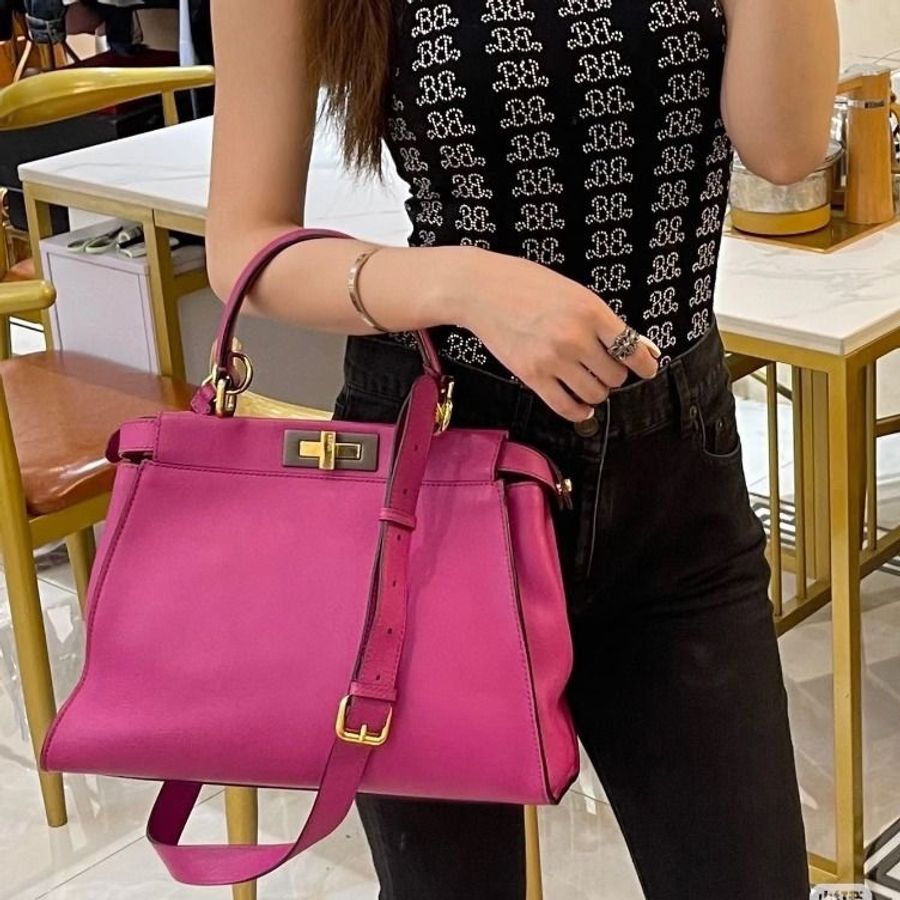 FENDI 玫紅色金扣peekaboo手提斜背包34*23.5*12 9新 配件塵袋-1
