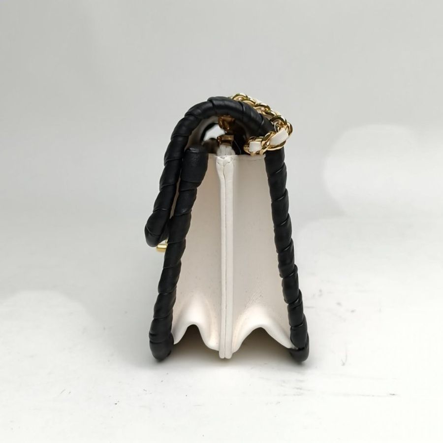 CHANEL 白色羊皮鐳射標金扣26P黑白滾邊皮穿鏈肩背包-1