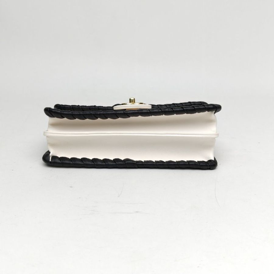 CHANEL 白色羊皮鐳射標金扣26P黑白滾邊皮穿鏈肩背包-4