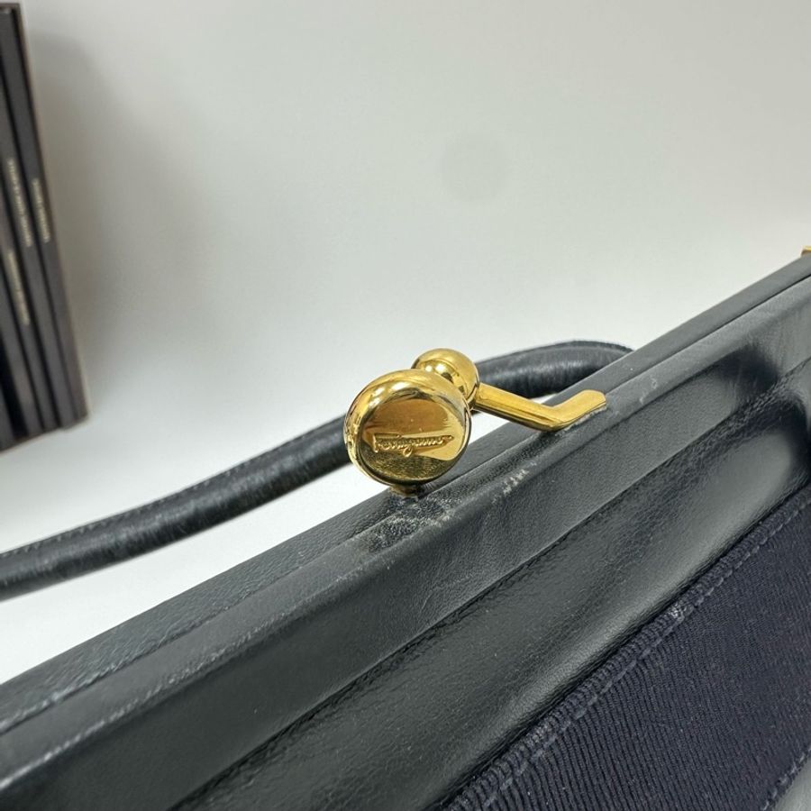 【赫蒂國際精品】Ferragamo 經典黑色皮革肩背包vintage-16