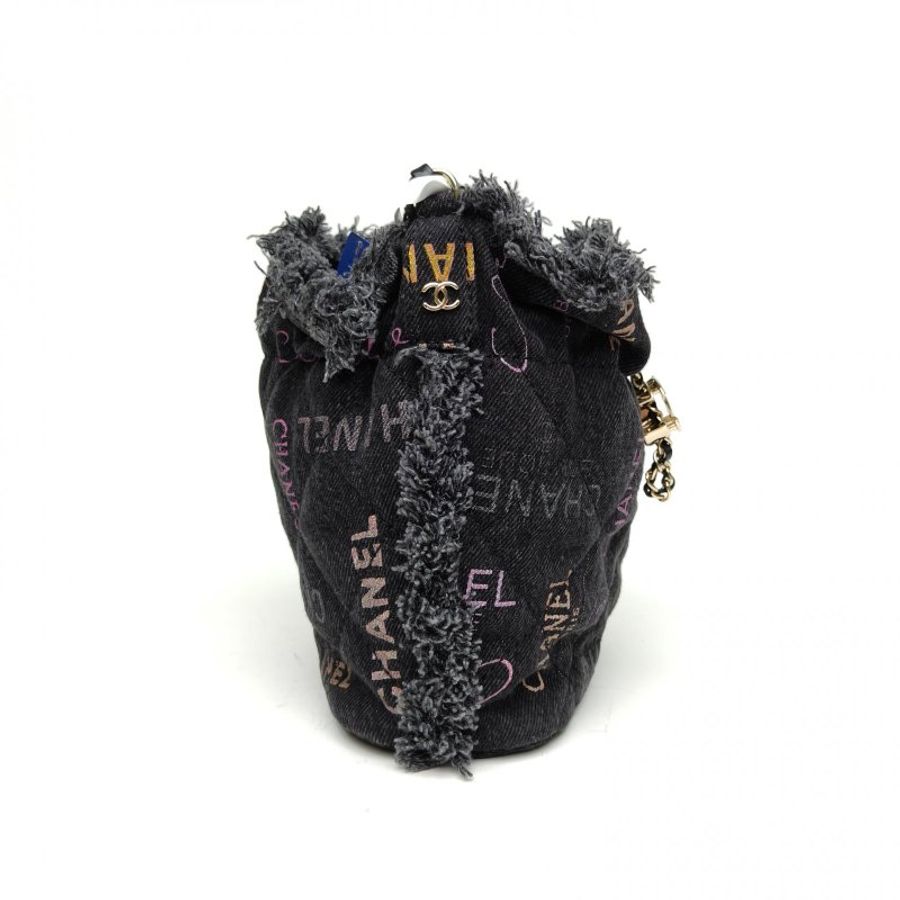 CHANEL 黑色牛仔晶片金扣22春夏丹寧logo印花水桶包肩背包-3