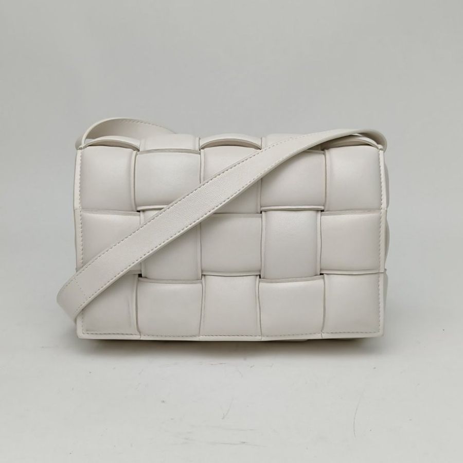 BOTTEGA VENETA CassettePadded加襯中號26白色羊皮肩背包-0