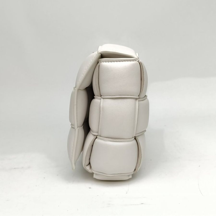 BOTTEGA VENETA CassettePadded加襯中號26白色羊皮肩背包-1