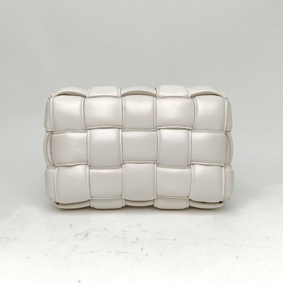 BOTTEGA VENETA CassettePadded加襯中號26白色羊皮肩背包-2