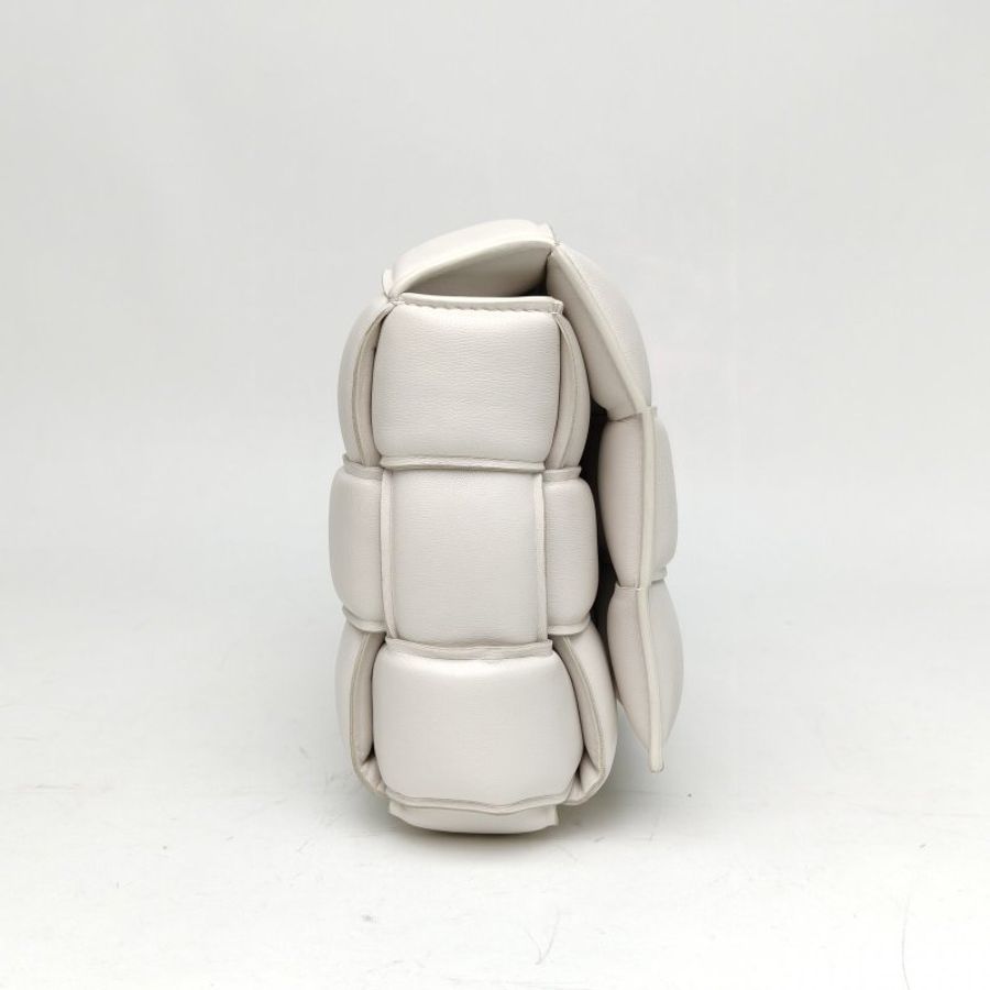 BOTTEGA VENETA CassettePadded加襯中號26白色羊皮肩背包-3